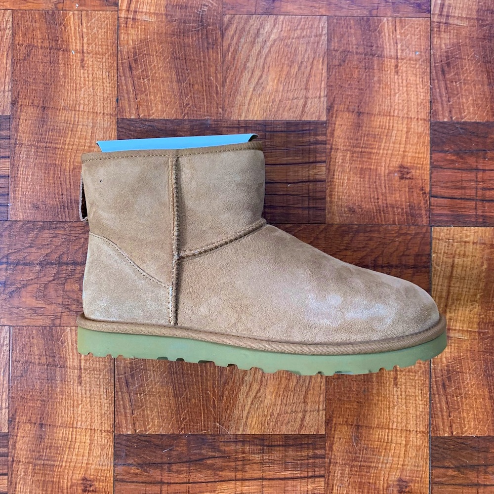 NWT Men’s Ugg’s “Classic Mini Boots” in Chestnut